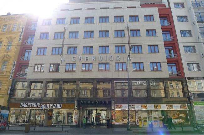 プラハで３ヵ所目の宿泊先となるグランディオール。キレイな５つ星ホテルで、今日から２泊お世話になる。<br /><br />この日は、朝からドレスデンに行くので、チェックインが夜になる旨を伝えて、それまでスーツケースをこのホテルで預かってもらうことにした。<br />