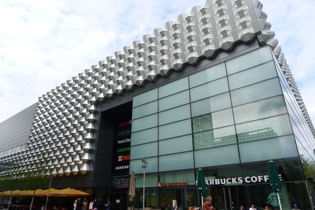 周囲には、とにかく大きな四角い建物が並んでいた。<br /><br />そういえば、ドレスデンは、90年の東西統一までは東ドイツ、つまり社会主義国だった。今となっては、ちょっと信じられないような話しかも。