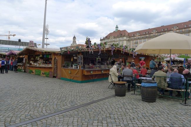 ここアルトマルクト広場には、食べ物屋さんの屋台がたくさん。