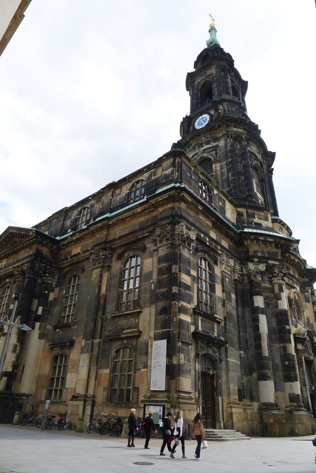 お腹も満たされたので、街歩きを再開。<br /><br />この広場の一角には、聖十字架教会があって、地上54メトールのところが展望台になっているので、早速、行ってみた。