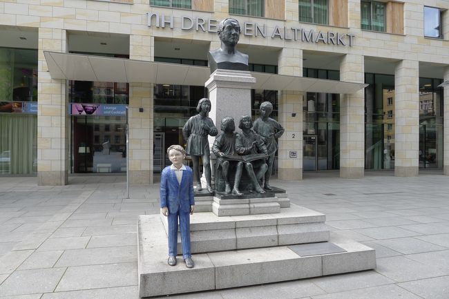 教会前にはオブジェがあった。<br /><br />一人だけ色付きの少年に、一瞬、ドキっとする。