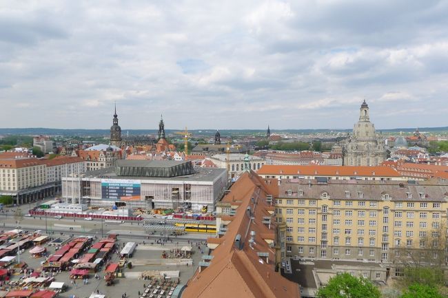 展望台から、街を見渡す。<br /><br />無差別爆撃を受けたここは、計3900トンもの爆弾が投下され、多くの市民が犠牲になったそうだ。<br /><br />歴史的にも価値がある美しいこの街を、ドイツ人は空襲を受けることはないと信じていたそうで、また、ドイツから爆撃を受けていた英国内でも、ドレスデンでの爆撃には非難の声が上がったという…。<br /><br />そんな話しをどうやって理解してよいのか分からず、しばらく復興したこの街を眺めていた。