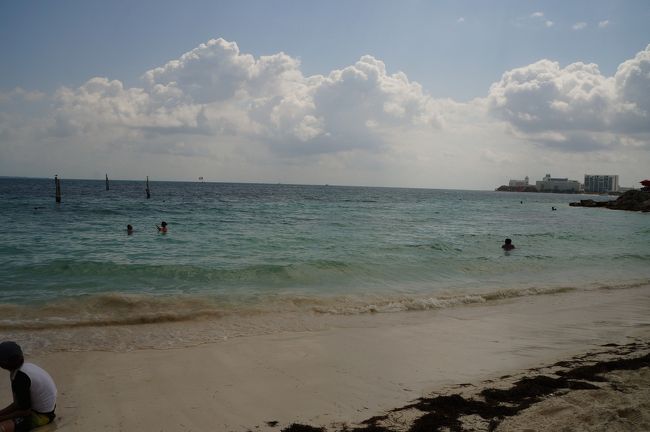 カンクン三日目は、近くの島イスラムへレスに行ってみようということで、まずはフェリー乗り場を探す。<br />バスの運転手に違う船着場を教えられ焦るところから始まる…。<br />フェリー乗り場の人に教えて貰って、やっと正しい船着場に到着！<br />海は波がなく凪いでます。