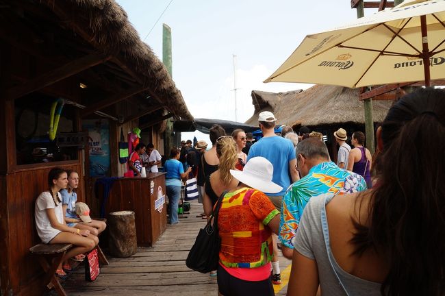 既に結構並んでました。<br />約1時間に1本くらい出てます。<br />目の前に並んでた、アメリカから来たっていうオバチャンから日本人珍しかったみたいで話しかけられたけど、よくしゃべるおばちゃんだった〜（笑）<br />カンクンでは、パールの養殖をしてるけど、日本の養殖パールは品質が高くてあれには敵わないも熱弁してた…