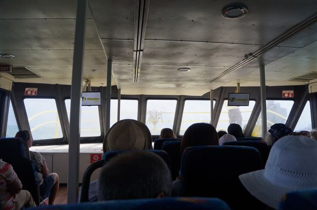 フェリー内はそんなに広くありませんが、並んでた人みんな乗ってもまだ席空いてたので急いで並ぶ必要はなかったかな。<br />ただ、この船メッチャスピード出して海原を駆け抜けるので揺れます。結構スリリング。
