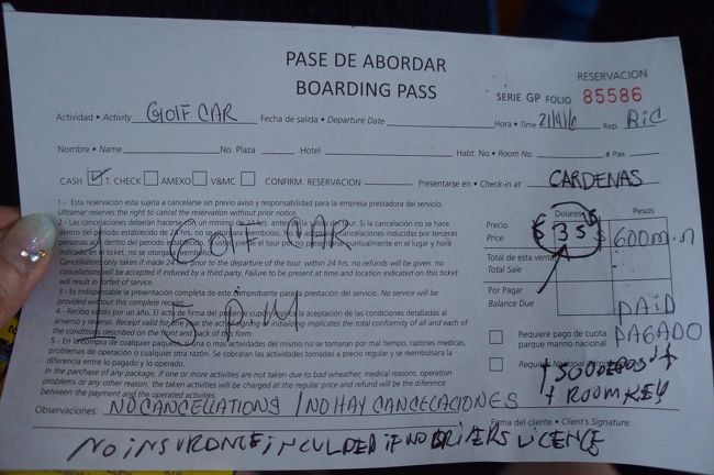 そして…島内をゴルフカートで移動すべく、船内でレンタル申し込み。<br />運転免許なしでも、運転OKです。<br />金額は半日で500ペソくらい。保証金も支払いますが、終われば返してくれます。<br />本人確認資料がなくてもホテルのキーを預けることで貸してくれます。