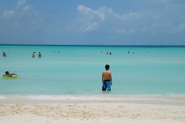 遠浅で水の透明度も高くて、カンクンビーチとは違う雰囲気を味わえますよー！