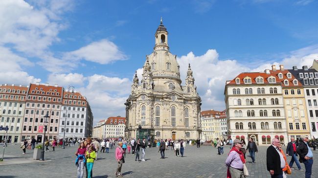 今度はフラウエン教会が見えてきた。<br /><br />大きなドームがとっても印象的。