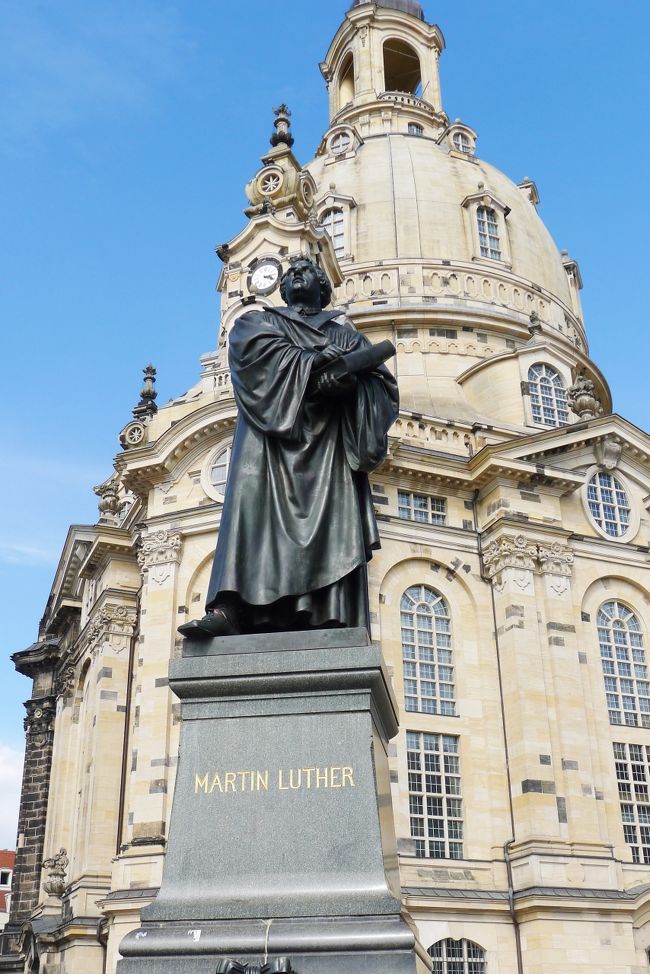 この銅像はどなた様？と近づいてみたら、世界史の教科書に出てくるマルティン・ルターだった。