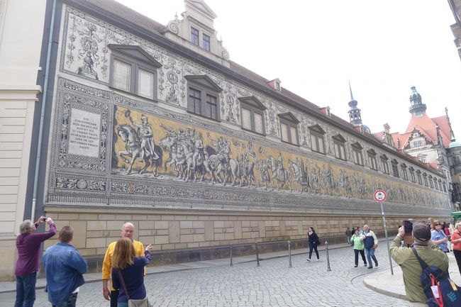 奇跡的に空襲の被害を受けなかったというこの外壁。辺りは火の海だったはずなのに…<br /><br />もう見事としか言いようがなく、同時に、無事であったことが喜ばしくも思えるほどだ。