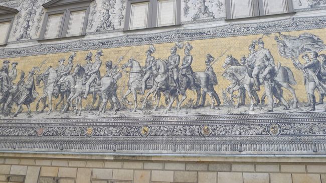 この外壁にはマイセン磁器のタイルが２万４千枚以上、使われているそうだ。<br /><br />それが全長100メートルにわたって描かれているのだから、もうスゴイっ。<br /><br />