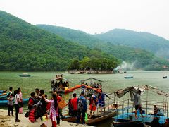 湖の東岸を１０分ほど歩いていくと、たくさんの人々で賑わう船着き場が見えてきました。

船の先に見えるのは緑の木が生い茂る小さな島。

地図を見ると、どうやらこの島には“バラヒ寺院”（Barahi Mandir）というヒンドゥー寺院があり、そこに参拝するヒンドゥー教徒たちで混雑している模様。

わたしも渡ってみようとしましたが、船に乗ろうとしている人々の中に外国人観光客の姿はなく、あまりにもドメスティックな雰囲気だったので、乗るのはやめにしました・・・。

ちなみに英語で書かれた料金表を見ると、渡し船の料金は往復100ルピー（約100円）で“地球の歩き方”掲載の料金よりも値上がりしている様子。

さらに、ライフジャケット着用料10ルピー（約10円）とフェワ湖保護料（Fewa Lake Conservation Fee）10ルピーがこれに上乗せされるようです。