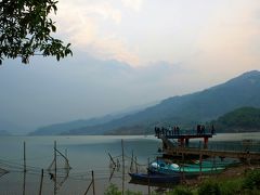 そんな時が止まったような街の様子を眺めながら、次第にこんなのんびり旅もいいかもと思い始めてきます。

ただ、今の時代、“街のきれいさ、華やかさ”という点や、“立ち寄って見学することができる観光スポットが多い”という点では、ラオスのルアンパバンやベトナムのホイアンの方が、同じ沈没するのにはいろいろな過ごし方ができていいのかもしれません。

“外国人向けにアレンジされていない素朴さ”という点では南ラオスの方がいいような気がするし。

そんなこんなで１７時３０分、たっぷり１時間以上過ごしたカフェを出て、再びフェワ湖沿いを散策。

日がだいぶ落ちてきて、薄暗くなってきた感じです。