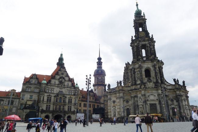 アイスを食べ終えて、観光を再開。<br /><br />右側の宮廷教会の横が広場のようになっていて、そこの周囲の景色がまたステキなのだ。