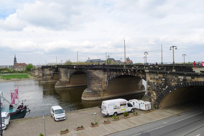 アウグストゥス橋とエルベ川をみながら、ここでアイスクリーム休憩。<br /><br />そういえば、ドレスデンって、新しい橋を架けたことによって、世界遺産を抹消された唯一のところなんだって。