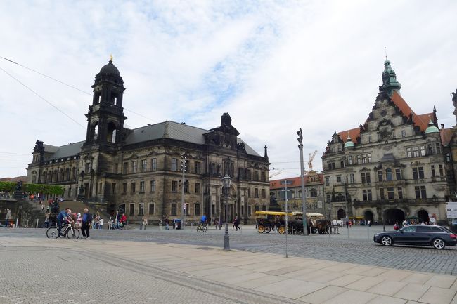 ここもそうだけど、ドレスデンの歴史的な建物は、ほとんどの外壁が黒くなっている。<br /><br />これはもともと、黒色砂岩を使用しているからだそう。<br />それに加えて、戦争で焼けたことも要因。