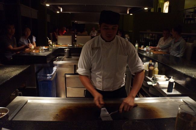 なんとか、最初のパフォーマンスだけはフラフラになりながら見届ける…<br />この人が、手に持っているナイフやらヘラをアクロバティックに飛ばしたりキャッチしたり食べ物混ぜたりします。<br />鉄板焼を誤解されそうなくらいアクロバティック…