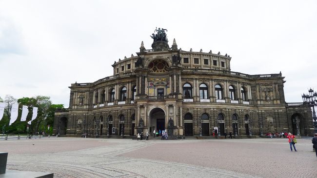 歌劇場、ゼンパーオーパー。<br /><br />つまるところ、ゼンパーさんが設計したオーパー(オペラ、歌劇場)の意味。