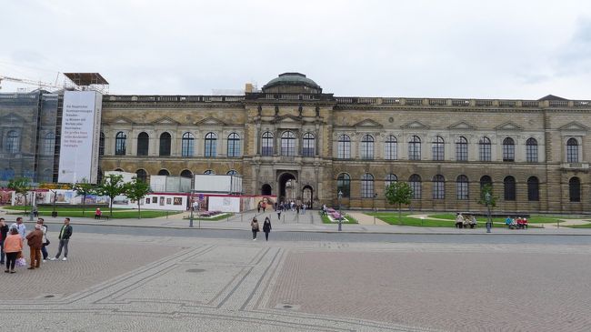 そして、ゼンパーオーパーの横というか、すぐ近くにアルテマイスター絵画館がある。