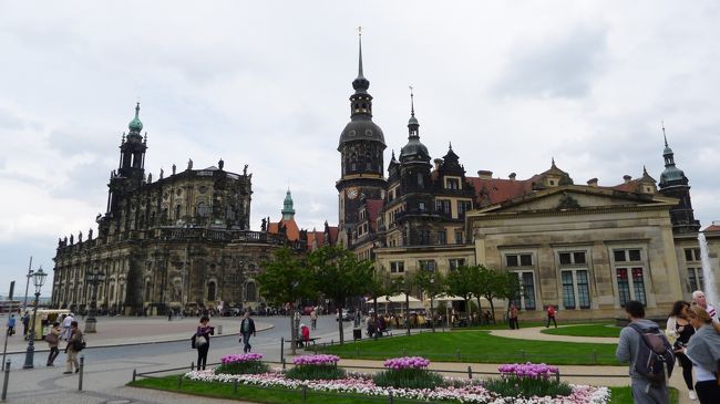 宮廷教会とドレスデン城(右)。