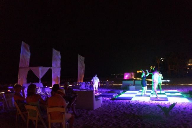 ホテルに帰って来て、ちょっとビーチとプールで遊んで。夜はダンスナイトらしくビーチにフロアが出来てたので覗きに行きました。