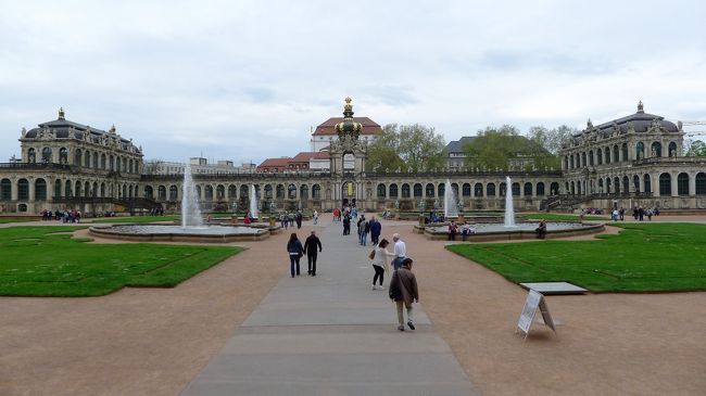 ツヴィンガー宮殿は、フリードリヒ・アウグスト1世が建築したもので、当時、木造建築が主体だったドレスデンに石造の宮殿を、ということで1711年から建設が開始されたそうな。