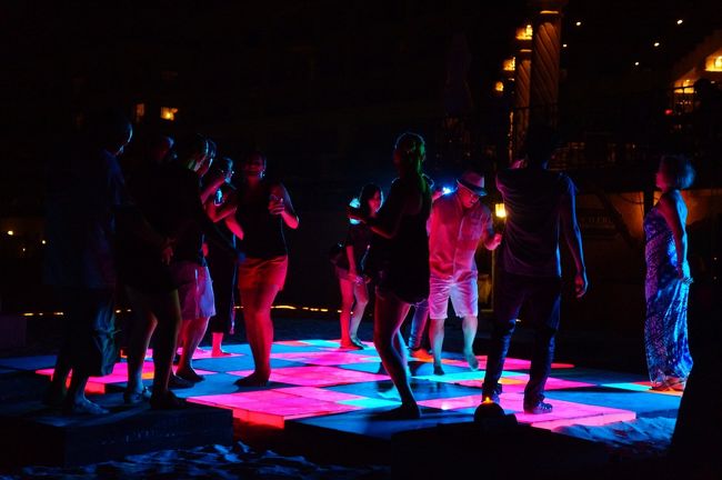 日本人はいませんでした（笑）<br />せっかくなので、混ざって踊ってきました！テキーラが振舞われ、ショットでぐいっとやって盛り上がって〜♪<br />…まさか、このテキーラでこのあと大変なことになるとは…