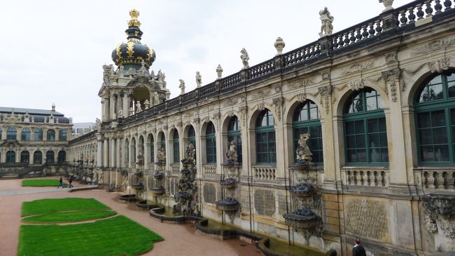 ここの中庭は、そんなに広いわけではないんだけど、周りを囲っている建造物に思わずうっとり。<br /><br />すごいなぁ～と辺りを眺めながら、しばらく見入っていた。