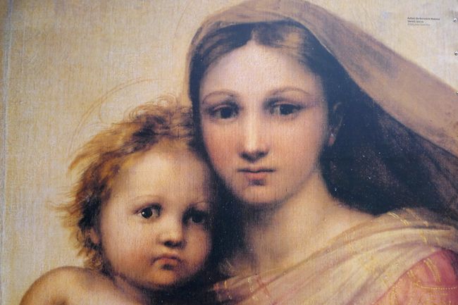 これがシスティーナのマドンナ（の顔）。<br /><br />絵画の下に描かれている天使をみれば、あぁ、この絵ねってなると思うんだけど…。