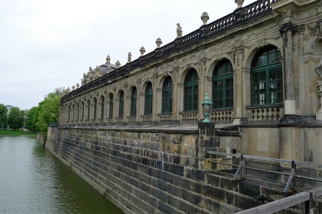 さて、ツヴィンガー宮殿を出よう。<br /><br />外堀もキレイなのだ。