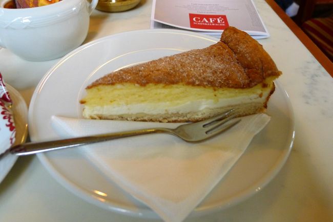 ここで名物ケーキのアイアシェッケを注文してみた。<br /><br />甘さ控えめのチーズケーキで、たまらず秒殺。おいし～。