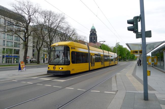 トラムも走ってるんだけど、乗り方も、どこに行くのかもサッパリ分からないので、ただ通りすぎるのを眺めるのみ。<br /><br />そして、19時７分発のプラハに帰る電車をネットで予約しておいたため、余裕をもってドレスデン中央駅に向かった。