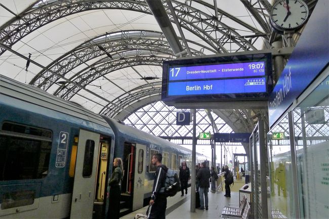 さて、事件はここから。<br />19時７分発は確かに停車している。しかし、よく見ると逆方向のベルリンと表示されていたので、チケットを駅員さんに見せて確認したら、確かにこの列車でOKという。<br /><br />しかし、予約した車両に乗ると、避けたはずのコンパートメント。「ん?変だなぁ」と首をかしげながらも、今度は、乗車していた人に聞いたら、「この電車じゃないわよ」と言うではないか。マジでー…（汗）<br /><br />そして、さっきの駅員さんに、もう一度チケットを見せたら、「ＯＨ！プラ～ハっ」と驚き、すぐにインフォメーションに行けと言う。<br /><br />あのねぇ…。<br /><br />この時はかなり焦っていたものの、駅員さんがちょっと巻き舌気味に「プラ～ハ」と発したのが妙にカッコいいなぁという、どうでも良いことを考えながら、インフォメーションに向かってダッシュした。