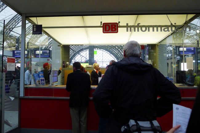 聞けば、この日ドレスデンからプラハに行く電車は、運休になったとのこと。<br />見知らぬ土地で、夜に電車が運休になったと言われてもねぇ…。<br /><br />最悪はドレスデンで宿を探すしかないのかもしれない。とはいえ、プラハでは大枚をはたいた5つ星ホテルが待っている。しかも荷物を預けただけで、まだチェックインもしてないのに…。なんで帰りは電車にしたんだろう…。<br /><br />えーん、プラハに帰りたいよぉ(泣)