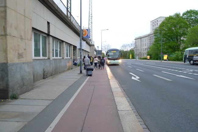 インフォメーションで、じゃあどうするの？と聞くと、途中駅までバスに乗って、そこからならプラハまでの列車があるので、それに乗って欲しいとのことだった。<br /><br />しかも、バスは「そこを曲がってずっと先のところ辺りに後ほど迎えにくるから、そこらへんに行って待ってて」、と超アバウトな答え。<br /><br />皆、どこで待ってていいのかよく分からないまま、しかも長い間待つ。こんなんで本当にプラハに戻れるのだろうか、と不安もピークに。そして、バスが到着したのはもう夜の９時近かった…。<br /><br />本当にね、トホホなのだ…。