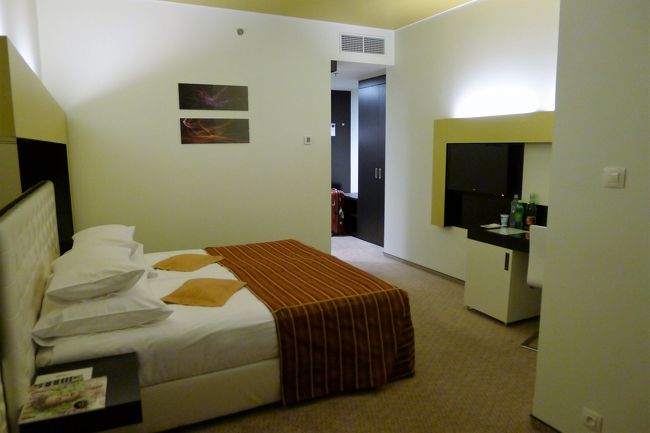 プラハ駅から地下鉄を乗り継いで、やっとホテルに到着。<br /><br />随分と遅くなっちゃったけど、朝に預けた荷物を受け取って、チェックインした。