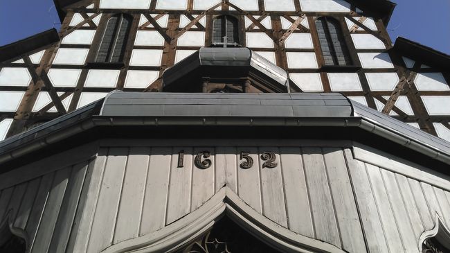 　この年に造られました。<br />　建築の際に「耐久性のない建材しか使用してはならない」「伝統的な教会建築を採用してはならない」などのさまざまな条件が課せられたため、木造で独特の教会になったそうです。