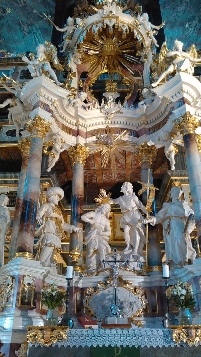 これも木製。大理石風のも木製