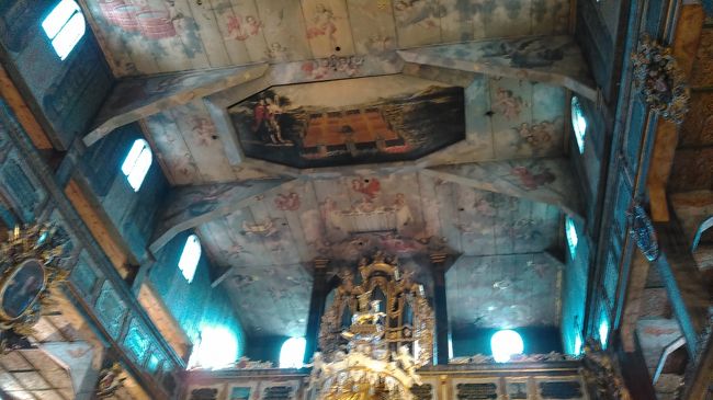 天井の絵は三位一体を示しています。