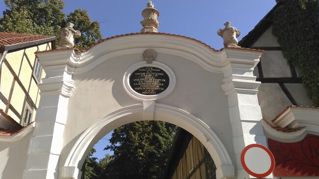 　教会の門<br />　トイレは中と隣のカフェにあり、それぞれ２ズローチでした。60円。<br />ポーランドは日本の半分程度の物価で、安いですが、その割にトイレ料金は高いと思います。<br />