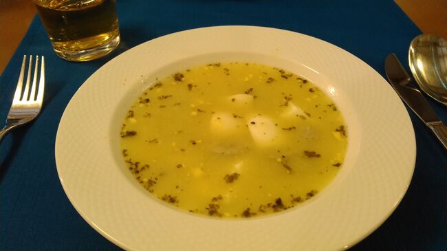 　ランチは　zamkowy mlyn　にて<br /><br />　ジュレックスープ（ポーランド版味噌汁）<br />麦を発酵させて作ったスープです。<br />ゆで卵とソーセージが入ってます。少し酸っぱいですが美味しい。