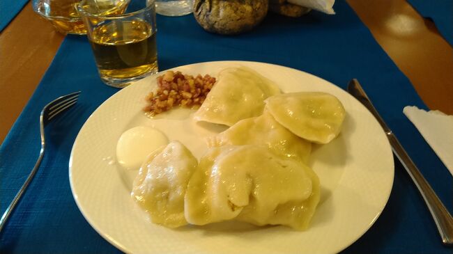 　ピエロギ<br />　ポーランド風ギョーザ<br />皮は厚め。中身はひき肉。もう一種類はジャガイモ。<br />上にベーコンの炒めたもの、サワークリームをかけて食べるそうです。<br /><br />私は持参した青じそドレッシングをかけました。美味しかった。