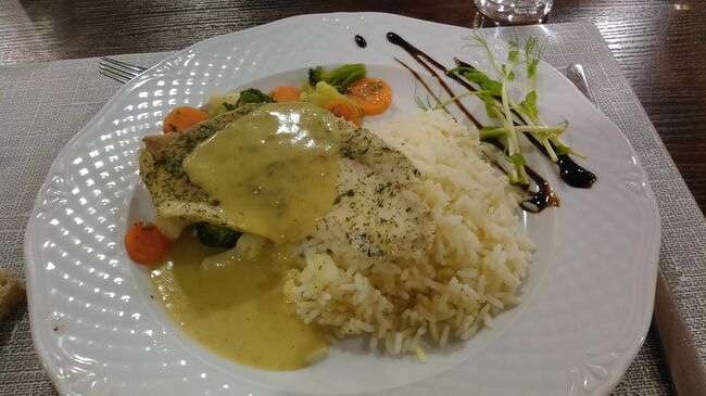 　たらの焼いたものソースかけ、<br />ライスは付け合わせ