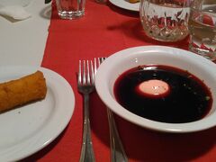   夕食はレストラン　gosciniec pod zamkiem　にて
ボルシチ（赤カブ）ゆで卵の上にかけて
コロッケも入れて食べる。
スープは甘すっぱく、コロッケの塩気で中和される感じ。