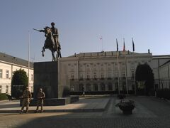 　大統領官邸では、兵士が二人番をしていました。
中央は1965年に作られたユゼフ・ポニャトフスキ公爵の像です。

　1818年２月24日に８歳でここでリサイタルを開いたショパン。華やかにデビューしました。