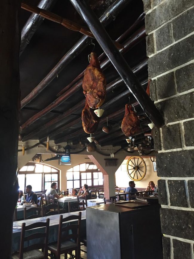 ツアーで立ち寄ったレストランでランチ。一人２０ユーロで　食事とドリンク、デザートまでつけてもらいました。　前菜の生ハムとチーズだけで　ワインが進み、昨日までの疲れがほぐれ　一緒だった人達とおしゃべり☆