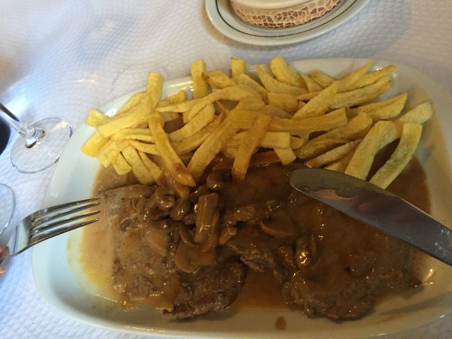 旦那の豚肉のステーキ。キノコのソースうまし。