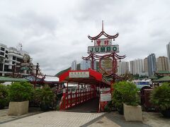 一面の雲、時々パラパラと降ってきます。
初めての香港の時オプショナルツァーで来たアバディーンのジャンボレストラン。
りんりんはジャンボを知らないのでここから無料送迎船に乗って行ってみようと思いました。