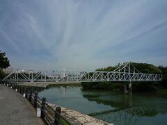 さて、岡山城へ向かいましょう。旭川の河岸まで来ました。
後楽園と岡山城をつなぐ月見橋がありました。