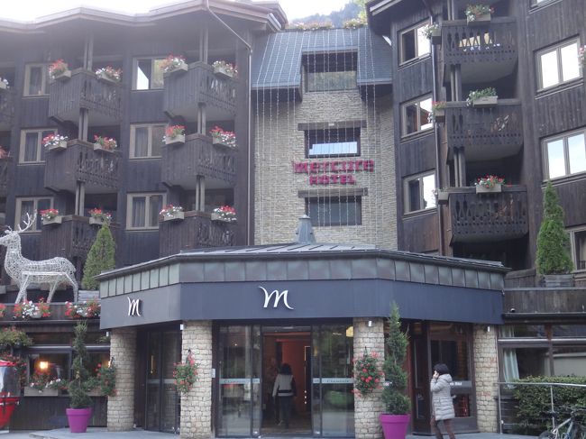 シャモニ・モン・ブランで宿泊したのは、「メルキュール・サントレ」。<br />ツアーの場合、毎日めいっぱい移動や観光で当日泊まるホテルに着くのは夜になることが多いため、ホテルの外観や周りの様子は朝のお散歩で初めてわかることが多いです。<br />特にこのホテルに入った日は、いくつものありえないアクシデントが重なり、19時予定の夕食が22時になり、ホテル到着は23時近くなってしまいました（このアクシデントについては次回詳しく）。